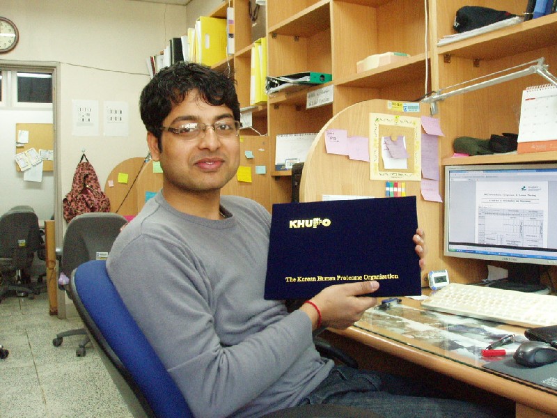 Celebrating Rajib‘s best presentation award