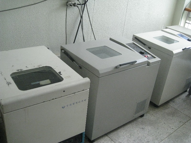 Incubators (for microbial cell culture)